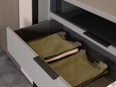Detail of the handle of the central compartment drawer