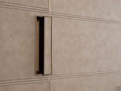 Detail of the handle with coated grip and profile in bronze metallised lacquered metal