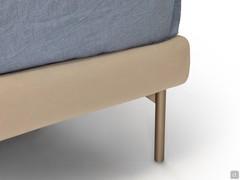 Detail of bed frame h.10 cm with mod.T feet in RAL 1035 painted metal