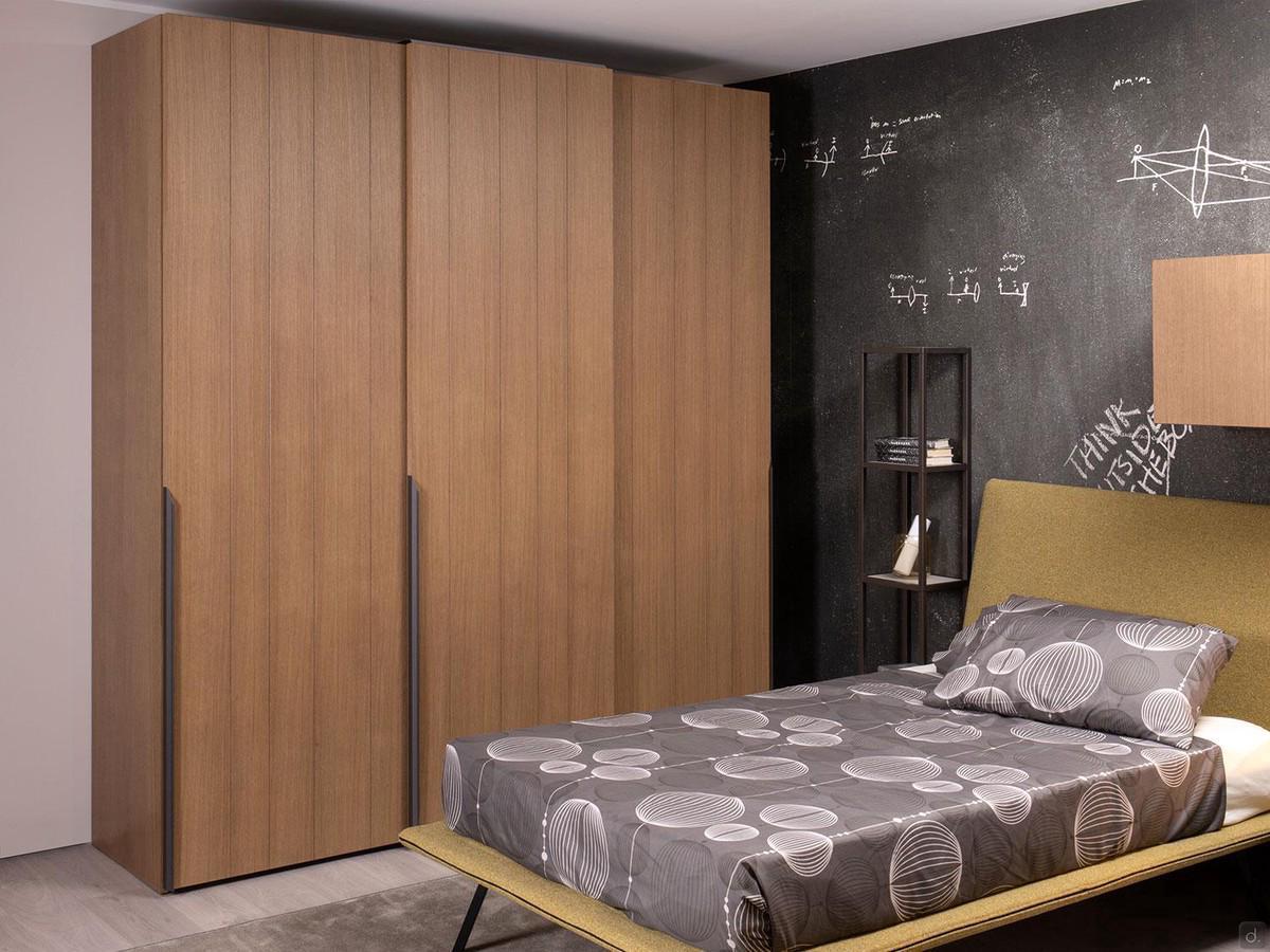 Hollow-core wardrobe with sliding doors made of Land Player outlet wood, with linear processing on the doors and applied handle