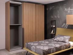 Interior equipment of the first compartment of the Land Player outlet wardrobe: one shelf and two hanging tubes