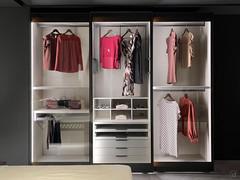 Front view of wardrobe with transparent sliding doors Boutique Player 02 outlet