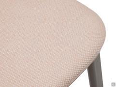 Detail of the seat upholstered and covered in fabric 