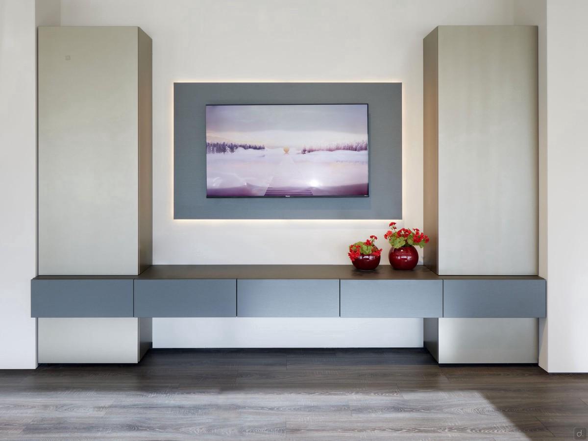 Plan 40 outlet wall system with tall and suspended base units