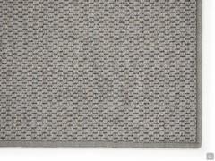Detail of the light grey carpet with matching wire edging