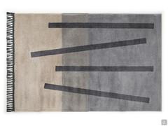 Detail of the geometric pattern of the rug, measuring cm 220x147