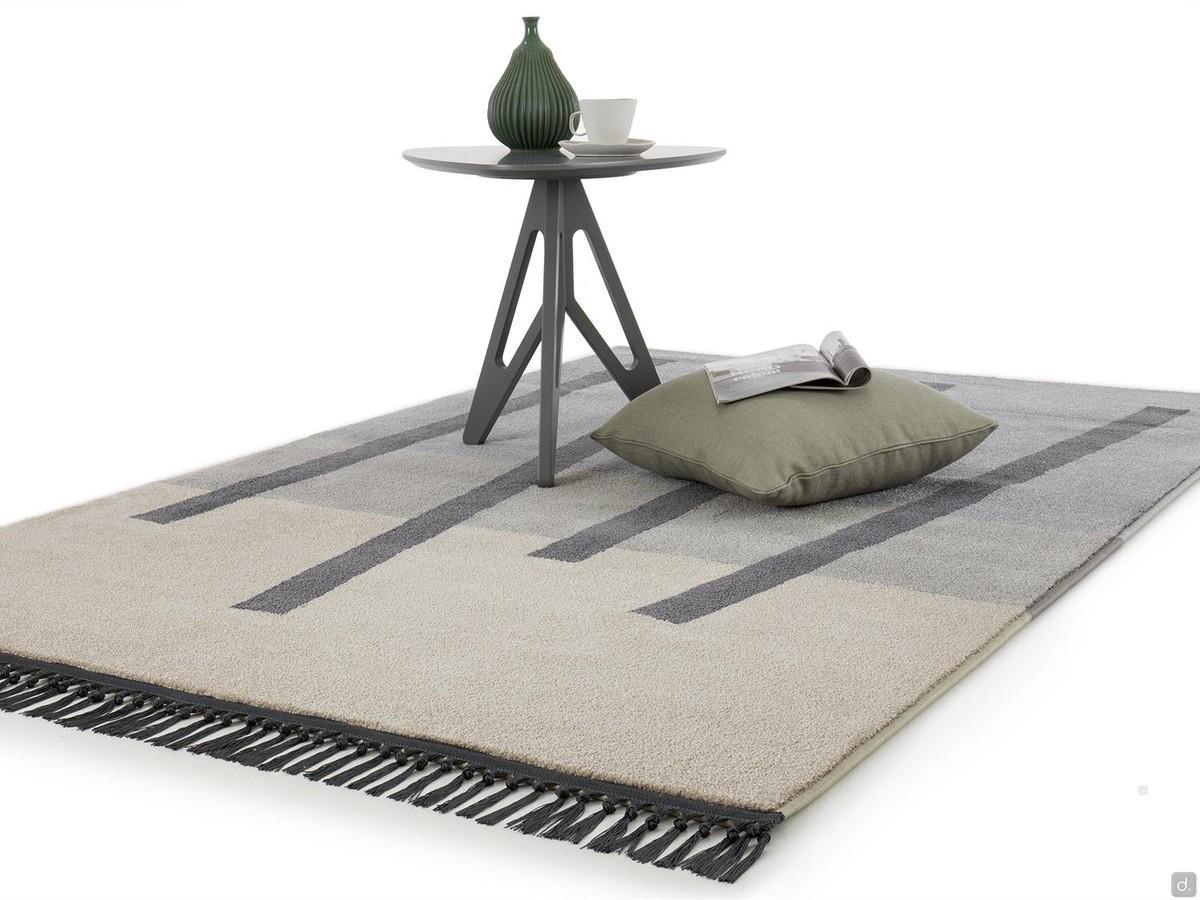 Riga tailor made rug with fringe