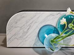 Splendid ceramic stone top, with veining and chiaroscuro colour contrasts. The fronts stand out thanks to the special workmanship with 'staved' effect