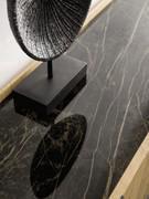 Detail of the ceramic top, available as an option for models without an insert or with inserts on the fronts in the same material. The choice includes both polished and matt stone-effect ceramics