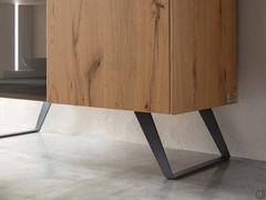 Detail of the inclined bracket, one of the 20 cm high plinths available to customise your Pilar sideboard or display cabinet. Alternatively, you can choose the floor plinth only 3 cm high