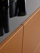 Detail of the top in Mirror Dark finish, contrasting with the matt lacquered Zenzero fronts
