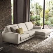 Chicago sofa entirely made with a smooth cover.