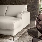 Detail of the seat cushions of the chaise longue and meridienne with a 'hammer' profile overlapping the thickness of the armrests