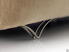 Detail of the satin-finished steel high feet in a 'V' shape