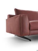 Detail of the leather upholstery work on the armrest of the Arren sofa