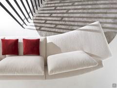 Detail of the sloping peninsula of the Arren sofa consisting of a real seat and a lateral panoramic terminal