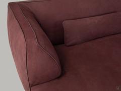 Detail of the visible seam finishing the all-leather lining