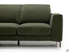 Detail of the 69 cm wide seats on the 163 cm end piece, well-proportioned with the slightly flared 25 cm armrest