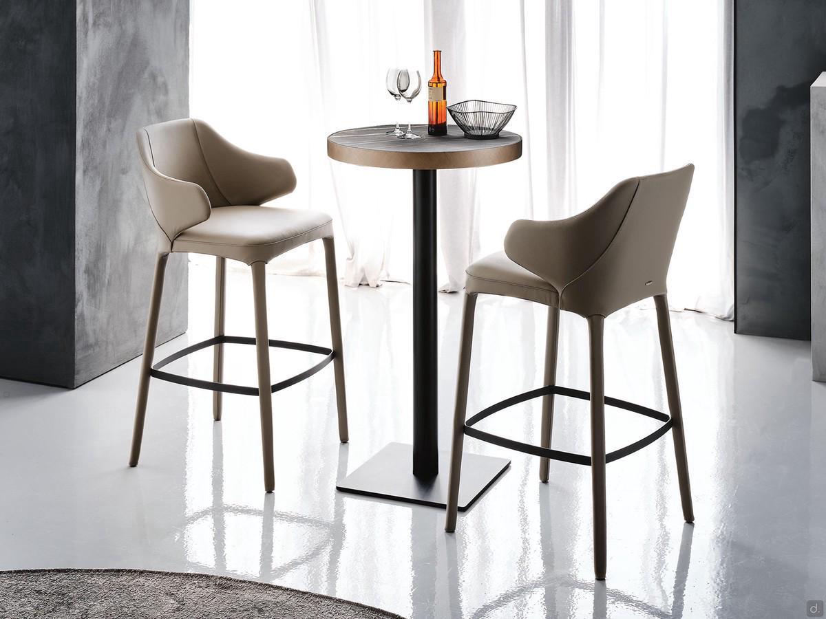 Wanda bar stool with armrests by Cattelan