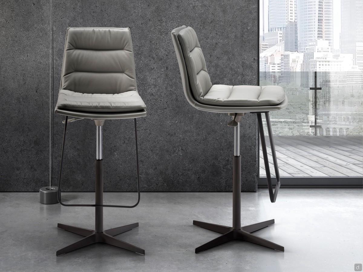 Dama swivel stool with spoked base