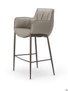 Sinuous, enveloping lines. The leather upholstery is characterised by soft folds