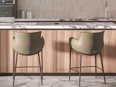 The seat and backrest shell outlines soft, delicate shapes. Kitchen worktop version with seat height cm 64