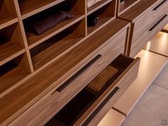 Bay offers several type of chest of drawers, from single drawer up to a maximum of five. For the single and double drawer it is possible also to suspend them.