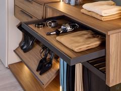 Some of the equipment available for the Bay Wide cabin: tray, pull-out trouser rack, drawers and shoe shelf. These and other accessories can be purchased in the dedicated product sheet