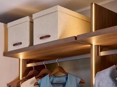 Example of the use of the upper compartment between the last shelf and the ceiling, with a minimum useful height of 27.8 cm (depending on the positioning of the shelf)
