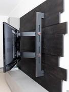 Lateral view of the TV mount with double hub and adjustable in height 