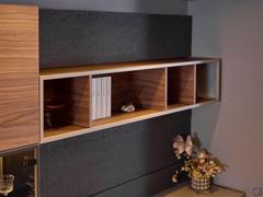Open shelving with metal structure Freehand, here in the horizontal version with lacquered metal structure and bottom / top in Canaletto walnut