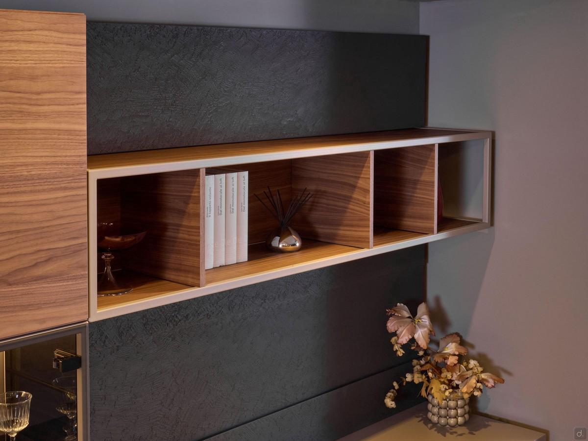 Open shelving with metal structure Freehand, here in the horizontal version with lacquered metal structure and bottom / top in Canaletto walnut