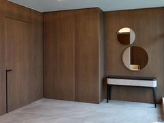 Entrance area entirely clad with Lounge Boiserie, with integrated wardrobe, and hinged door, the latter available exclusively by design