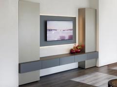 Plan 40 wall system with wall-mounted tall and base units, available in two sizes and always including large side columns