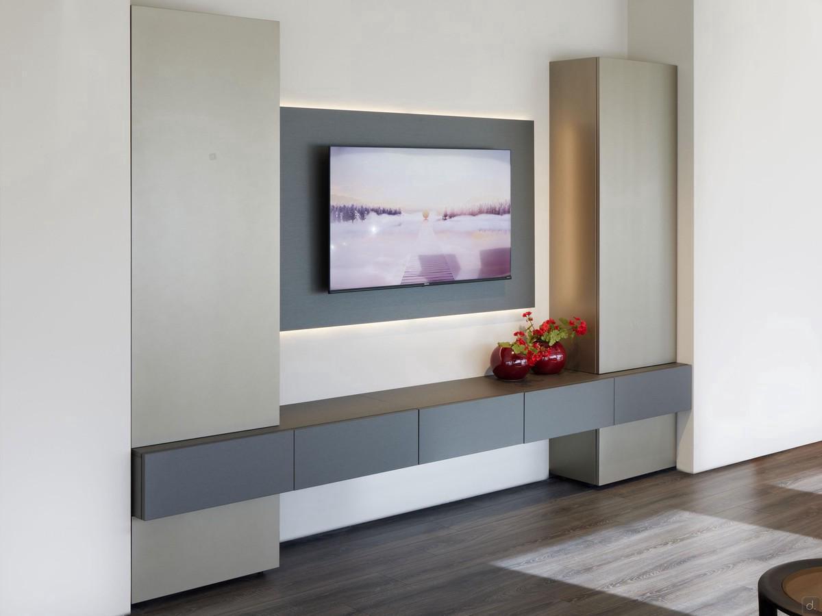 Plan 40 wall system with wall-mounted tall and base units, available in two sizes and always including large side columns