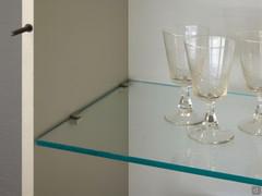 Detail of the glass shelves inside the side columns of the Plan 40 wall unit