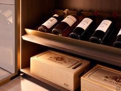 Inclined wooden bottle shelf with brass lacquered metal effect risers