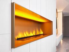 The open compartment has been replaced by a water vapour chimney: no chimney required, natural flame effect adjustable by remote control