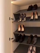 Détail des étagères à chaussures en métal laqué de couleur terre d'ombre et de l'intérieur en placage effet peau laqué mat de couleur sable