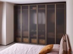 Armoire Arctic Wide avec 6 portes battantes avec façades en verre canneté, avec un effet mat et texturé qui laisse à peine entrevoir l'équipement à l'intérieur.