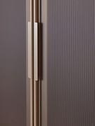 Détail des poignées de l'armoire Arctic Wide, proposées en métal peint assorti au cadre de la porte 
