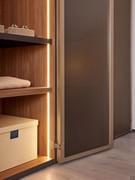 Les portes Arctic Wide sont équipées de série de charnières métalliques spéciales peintes pour s'harmoniser avec le cadre, qui permettent une large ouverture à 110° pour faciliter l'accès aux compartiments de l'armoire.
