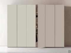 Armoire à portes battantes Midley Wide Fast en mélaminé - Mélaminé lisse taupe avec gorge assortie