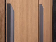 Détail des poignées métalliques appliquées sur l'armoire creuse avec portes coulissantes en bois Land