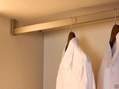 Tube suspendu en finition palladium, avec intérieur d'armoire en mélaminé Sand Sketch