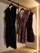 Porte-manteau coulissant, l'un des accessoires de porte-manteau disponibles pour personnaliser l'intérieur de votre armoire Pacific.