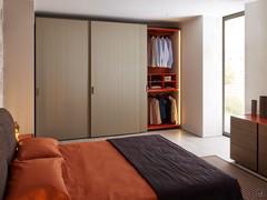 Focus Large armoire coulissante avec module comprenant des étagères, des cintres et un porte-chemise.