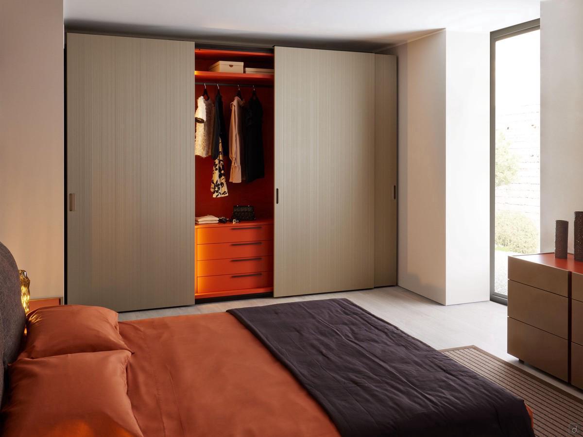 Focus Large armoire coulissante avec intérieur laqué mat et portes en mélaminé barré Nickel