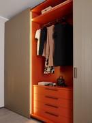 Détail du module central de l'armoire coulissante Focus Wide, équipé d'un bloc-tiroirs à 4 tiroirs et d'une étagère avec tube de suspension.
