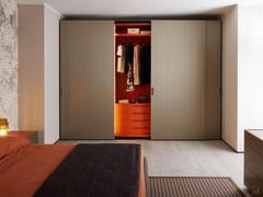 Focus Large armoire coulissante équipée de tiroirs au sol, d'une étagère, d'un tube de suspension et d'un éclairage LED vertical. Dans l'onglet équipement intérieur, vous pouvez choisir votre propre combinaison d'accessoires.
